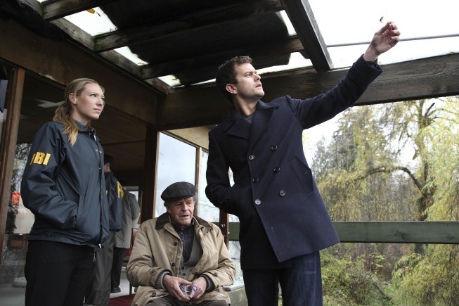 Still of Joshua Jackson, John Noble and Anna Torv in Ties riba (2008)