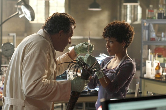 Still of John Noble and Jasika Nicole in Ties riba (2008)