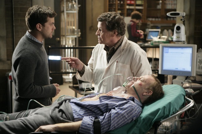 Still of Joshua Jackson and John Noble in Ties riba (2008)