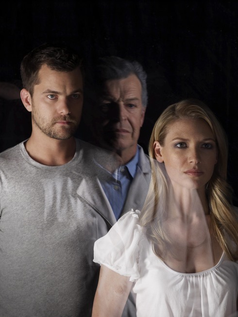 Still of Joshua Jackson, John Noble and Anna Torv in Ties riba (2008)