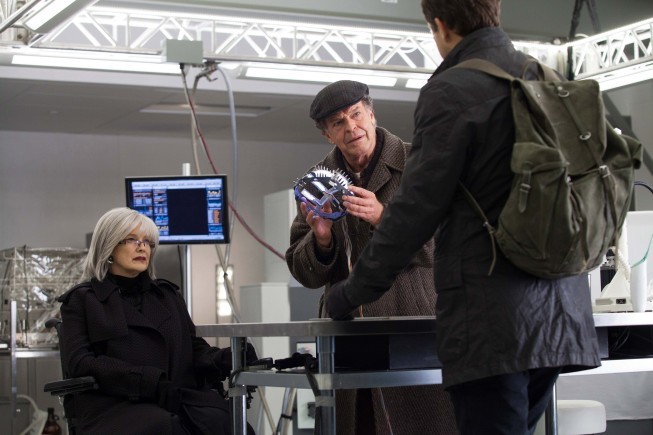 Still of Blair Brown and John Noble in Ties riba (2008)