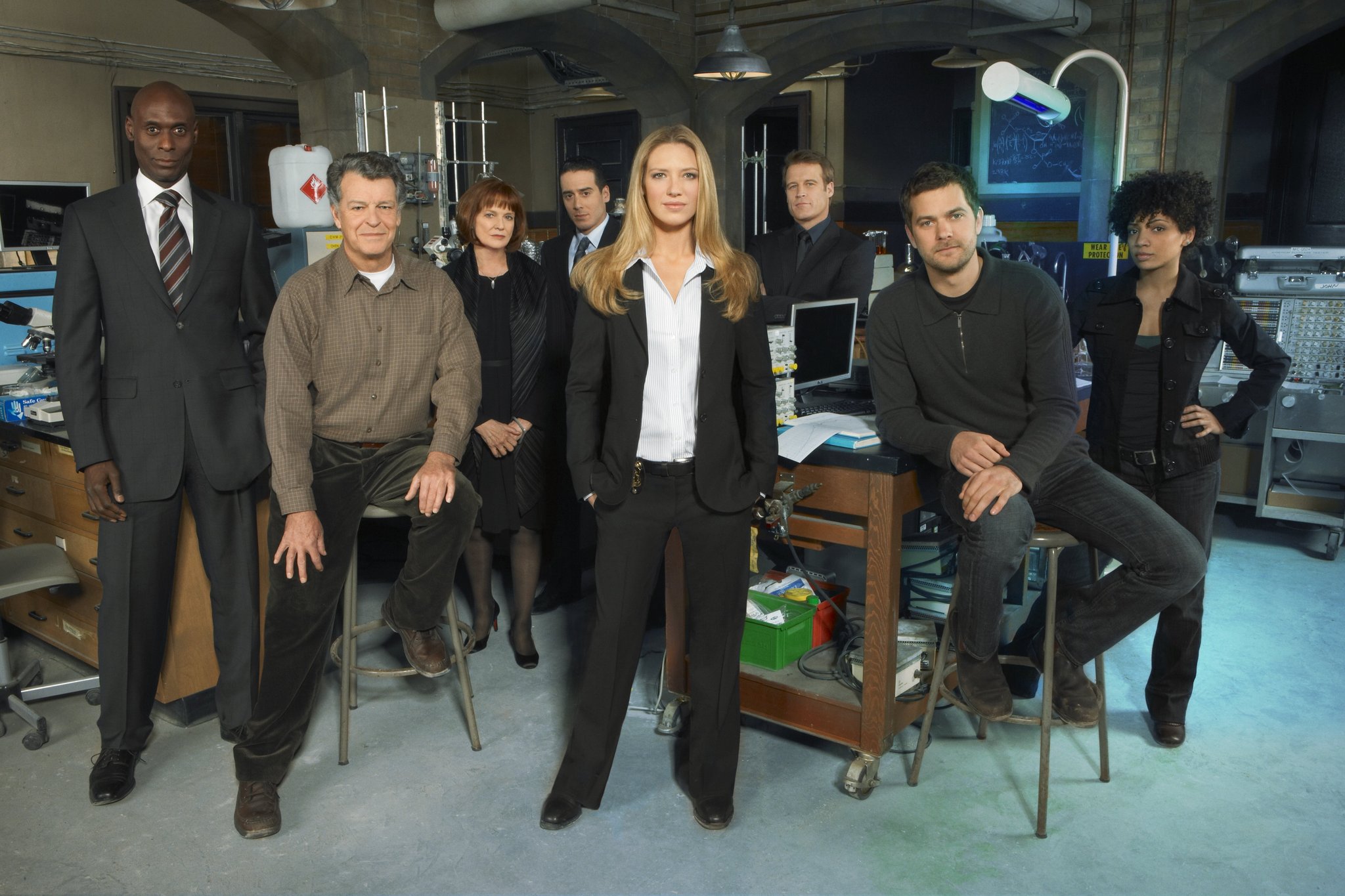 Still of Blair Brown, Joshua Jackson, Kirk Acevedo, John Noble, Lance Reddick, Mark Valley, Anna Torv and Jasika Nicole in Ties riba (2008)