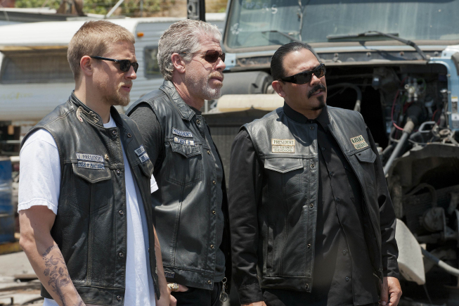 Still of Ron Perlman and Charlie Hunnam in Sons of Anarchy (2008)