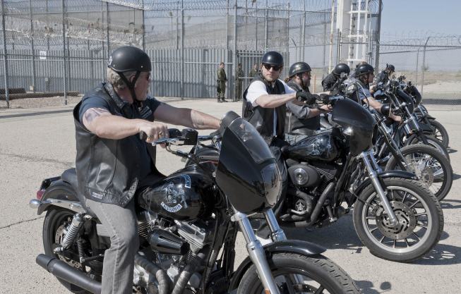 Still of Ron Perlman and Charlie Hunnam in Sons of Anarchy (2008)