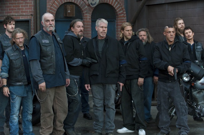 Still of Ron Perlman, Mark Boone Junior, Tommy Flanagan, Charlie Hunnam, Ryan Hurst and Theo Rossi in Sons of Anarchy (2008)