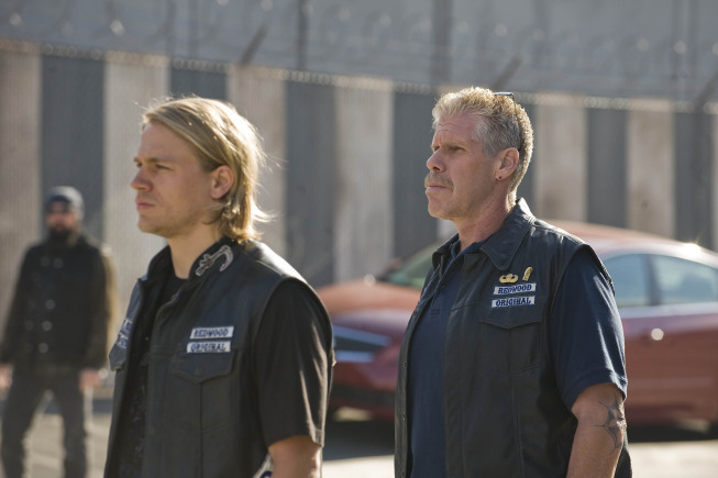 Still of Ron Perlman and Charlie Hunnam in Sons of Anarchy (2008)