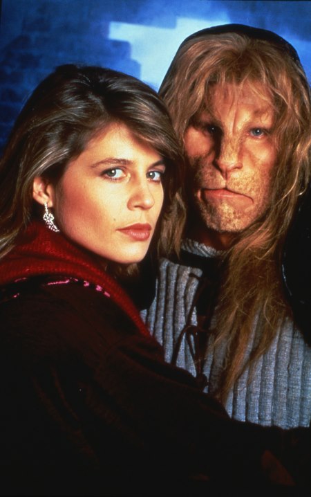 Still of Linda Hamilton and Ron Perlman in Beauty and the Beast (1987)