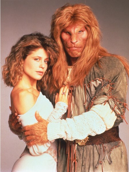 Still of Linda Hamilton and Ron Perlman in Beauty and the Beast (1987)