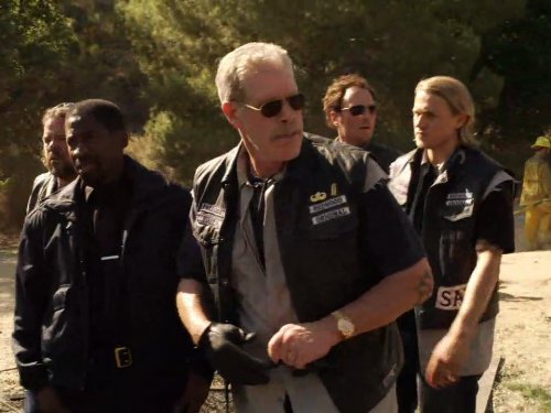 Still of Ron Perlman, Mark Boone Junior, Kim Coates, Charlie Hunnam and Glenn Plummer in Sons of Anarchy (2008)