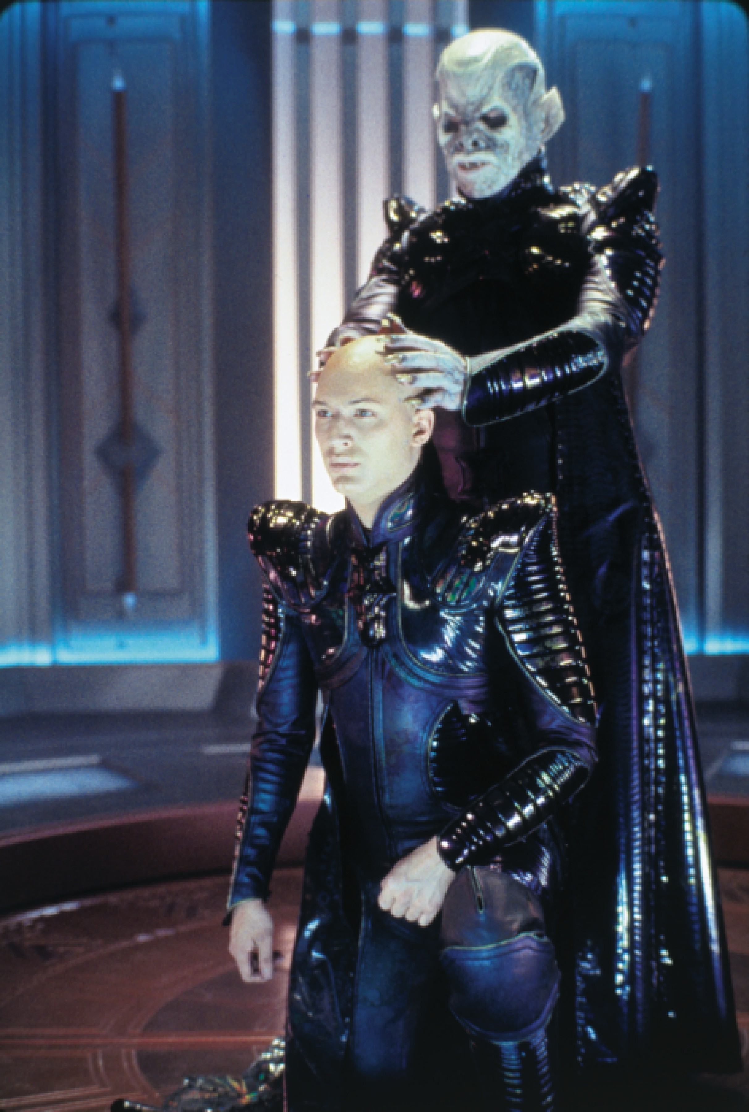 Still of Ron Perlman and Tom Hardy in Star Trek: Nemesis (2002)