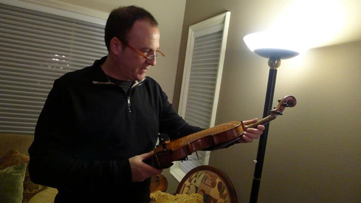 Bill Townsend inspecting a Stradivari violin for Treasure Detectives.