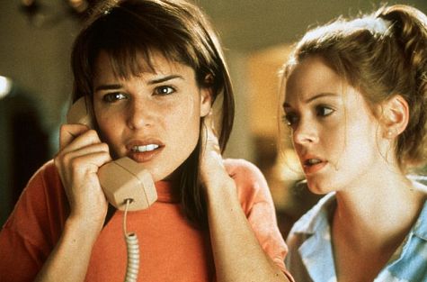 Still of Neve Campbell and Rose McGowan in Klyksmas (1996)