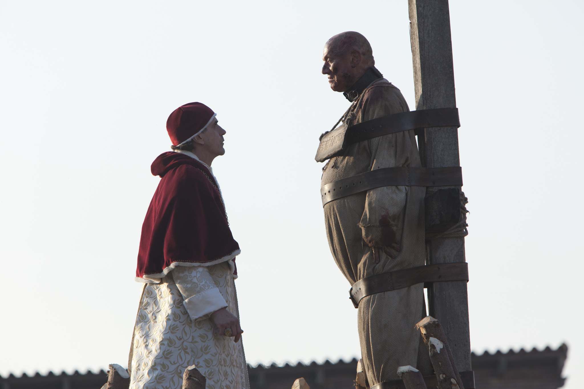 Jeremy Irons and Steven Berkoff in Bordzijos (2011)