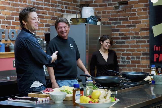 Still of Jamie Oliver and Rod Willis in Food Revolution (2010)