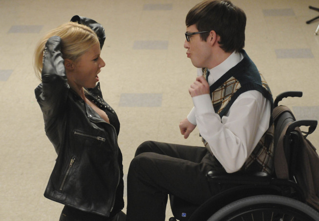 Still of Gwyneth Paltrow and Kevin McHale in Glee (2009)