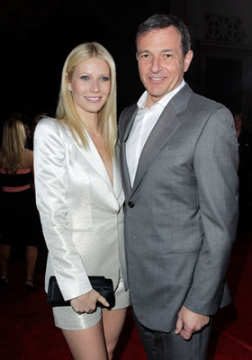 Gwyneth Paltrow and Kelly Lynch at event of Gelezinis zmogus 2 (2010)
