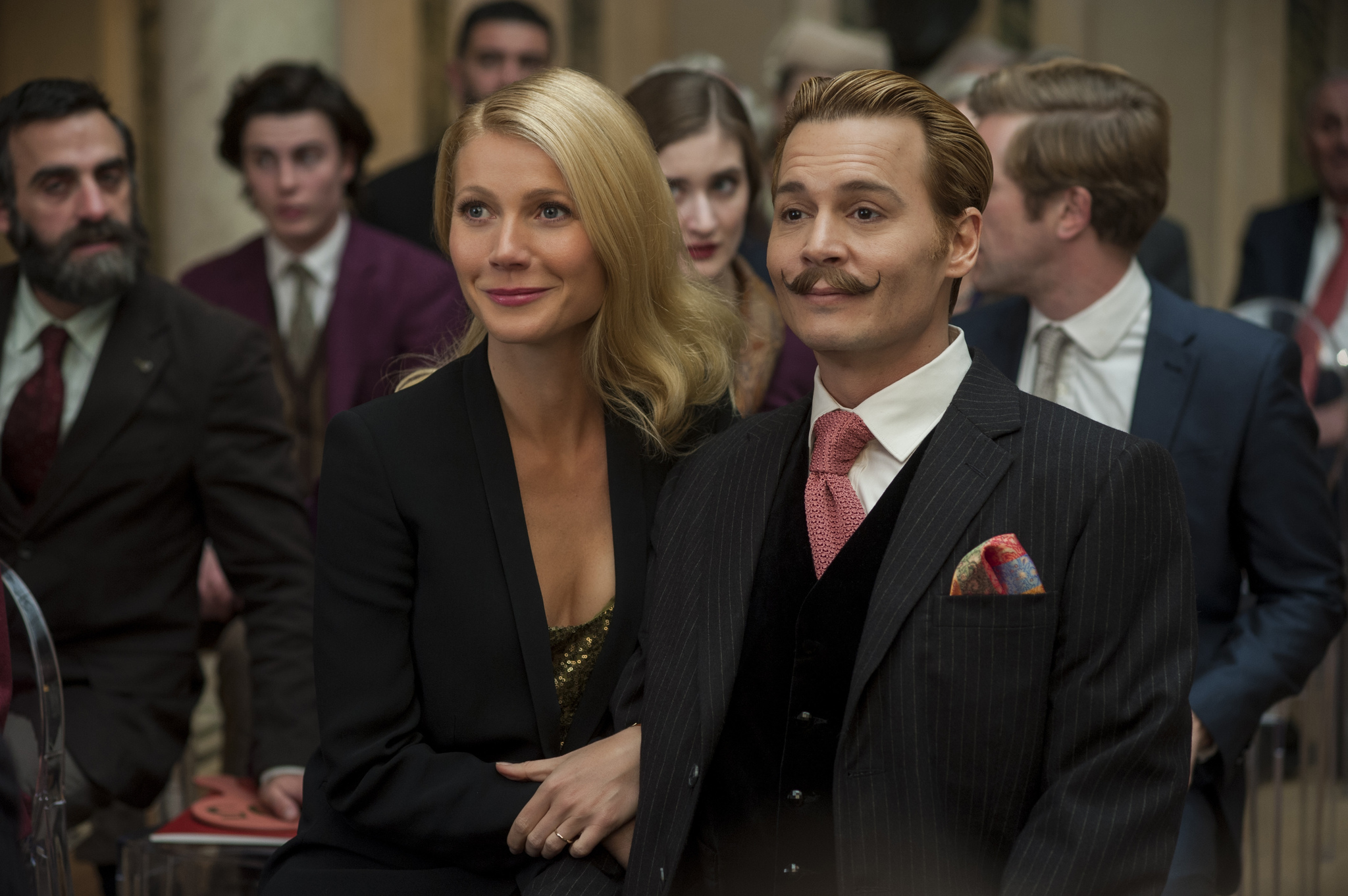 Still of Johnny Depp and Gwyneth Paltrow in Usuotasis Ponas Mortdecai (2015)