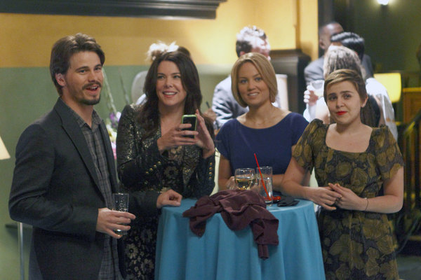 Still of Erika Christensen, Lauren Graham, Jason Ritter and Mae Whitman in Parenthood (2010)