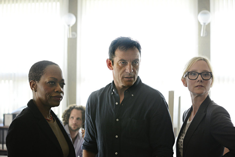 Still of Anne Heche, Jason Isaacs and Regina Taylor in Dig (2015)