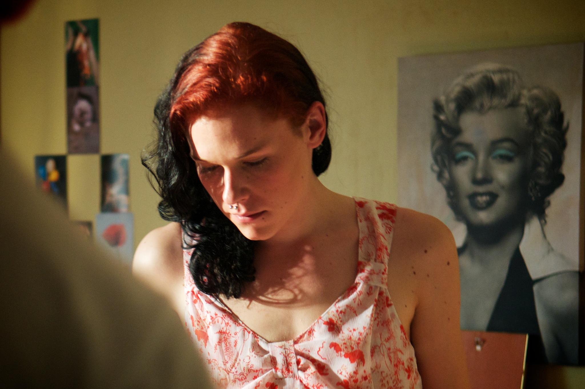 Still of Ida Lindgren and Saga Becker in Nånting måste gå sönder (2014)