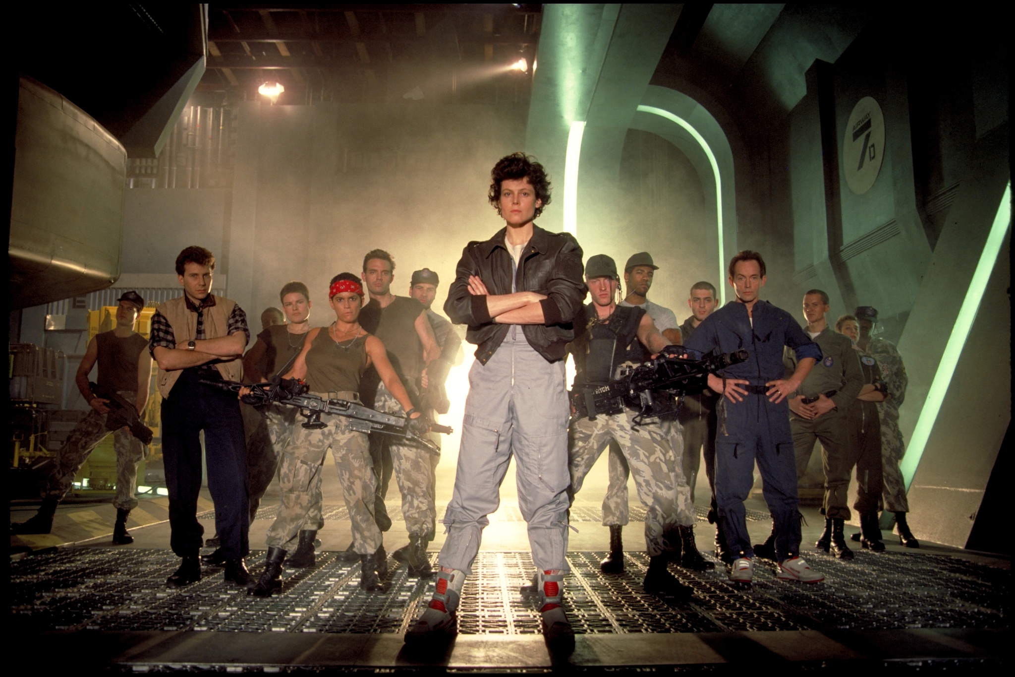 Still of Bill Paxton, Sigourney Weaver, Michael Biehn, Lance Henriksen, Jenette Goldstein, Paul Reiser, Mark Rolston, Colette Hiller, William Hope, Daniel Kash, Al Matthews, Ricco Ross, Cynthia Dale Scott and Trevor Steedman in Svetimi (1986)