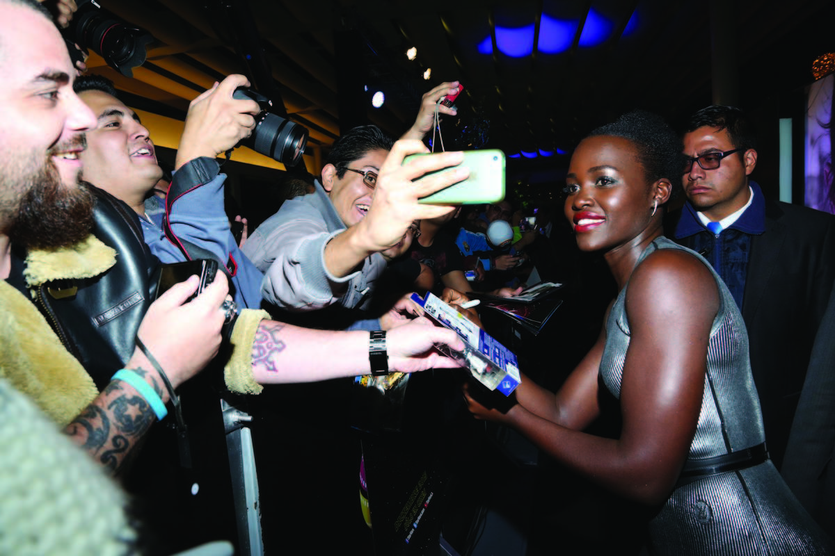 Lupita Nyong'o at event of Zvaigzdziu karai: galia nubunda (2015)