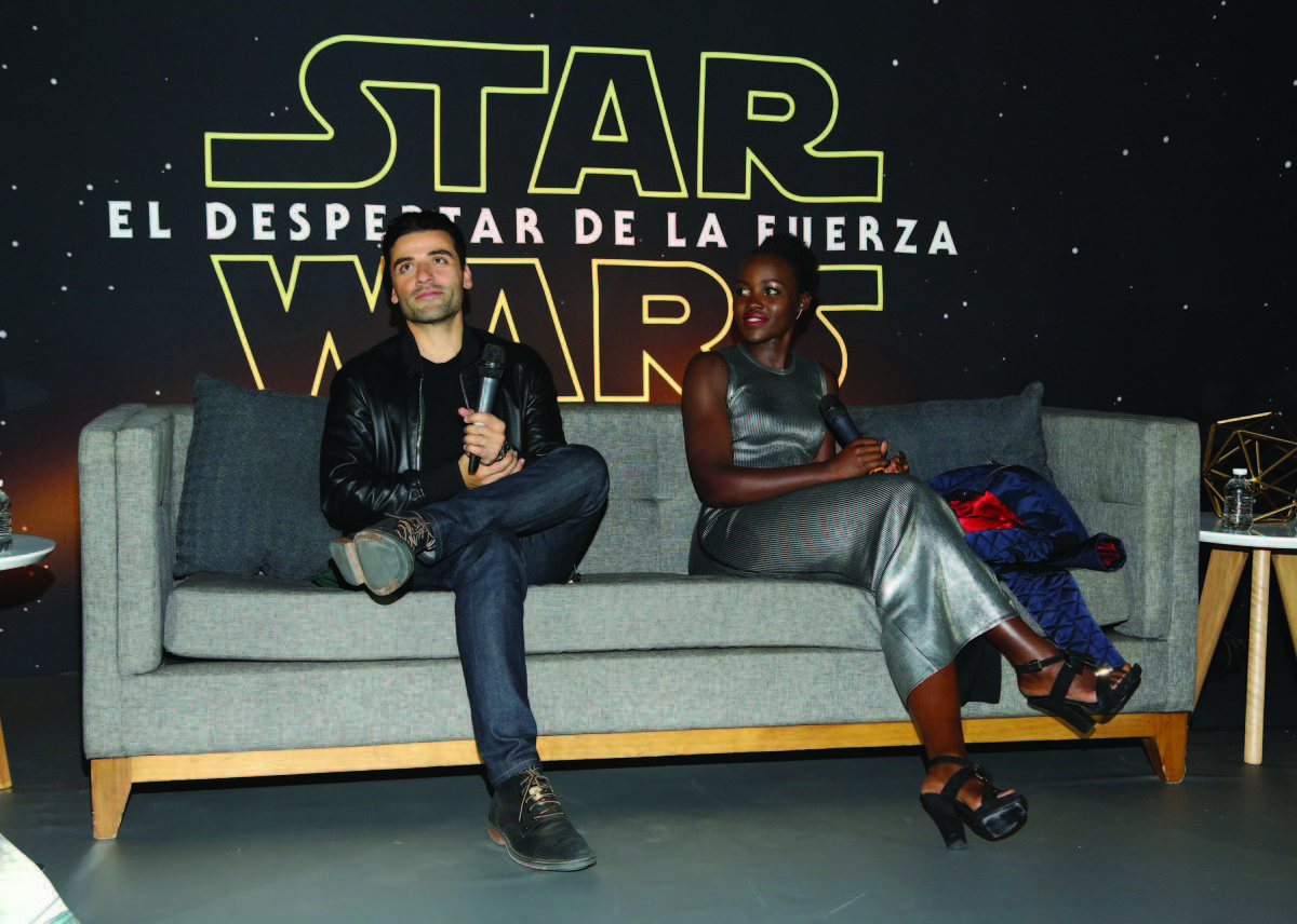 Oscar Isaac and Lupita Nyong'o at event of Zvaigzdziu karai: galia nubunda (2015)