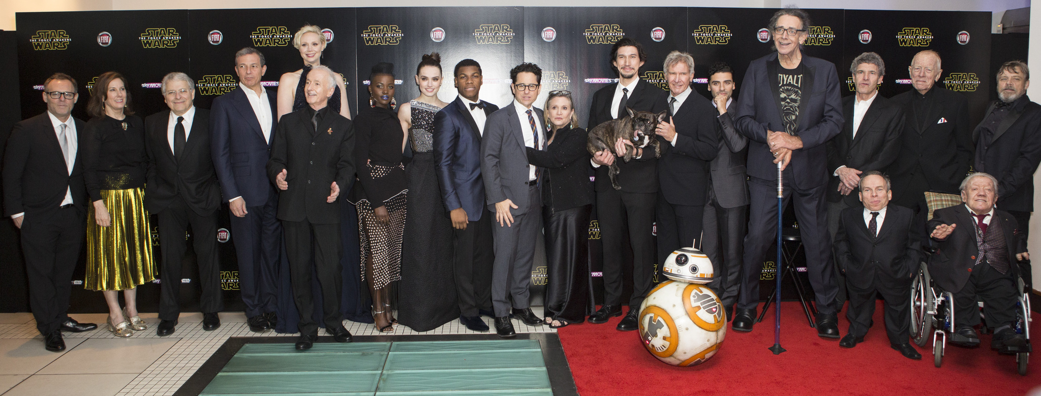 Harrison Ford, Anthony Daniels, Carrie Fisher, Mark Hamill, Warwick Davis, Lawrence Kasdan, Max von Sydow, Kathleen Kennedy, J.J. Abrams, Kenny Baker, Alan Horn, Peter Mayhew, Oscar Isaac, Bryan Burk, Lupita Nyong'o, Robert A. Iger, Adam Driver, Gwendoline Christie, John Boyega and Daisy Ridley at event of Zvaigzdziu karai: galia nubunda (2015)