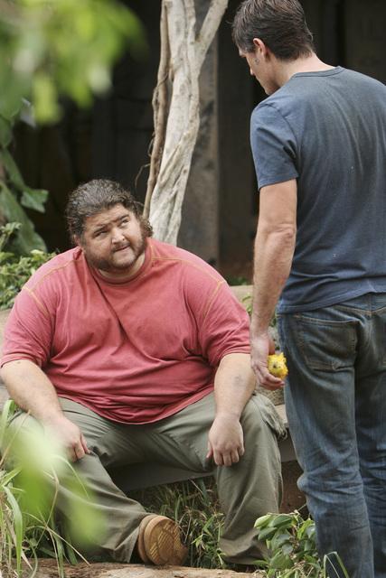 Still of Matthew Fox and Jorge Garcia in Dinge (2004)