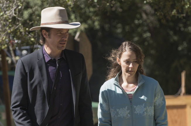 Still of Timothy Olyphant and Abby Miller in Justified (2010)