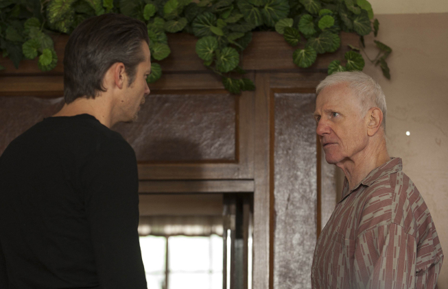 Still of Raymond J. Barry and Timothy Olyphant in Justified (2010)