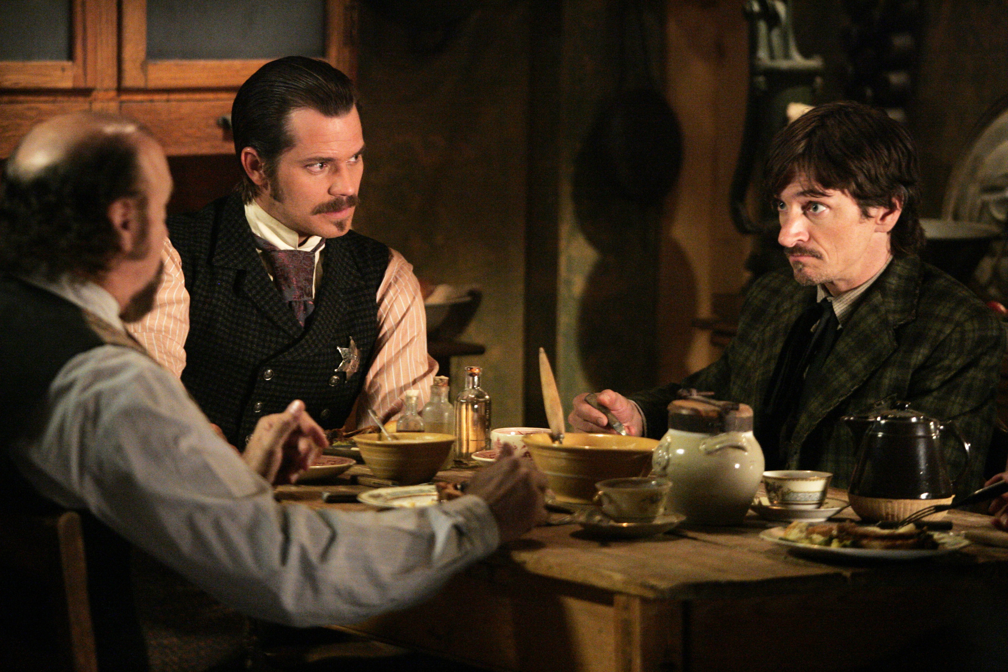 Still of John Hawkes and Timothy Olyphant in Deadwood (2004)
