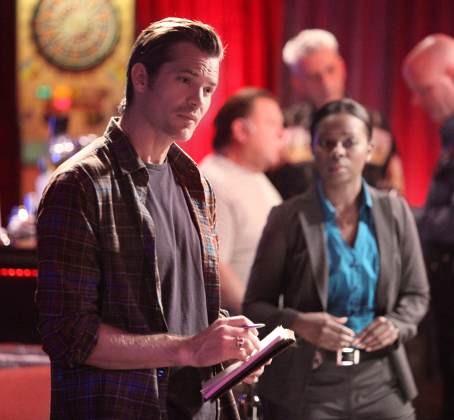 Still of Timothy Olyphant and Erica Tazel in Justified (2010)