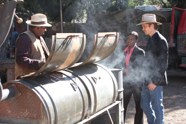 Still of Timothy Olyphant, Mykelti Williamson and Erica Tazel in Justified (2010)