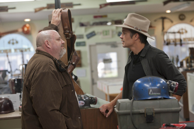 Still of Timothy Olyphant and Pruitt Taylor Vince in Justified (2010)