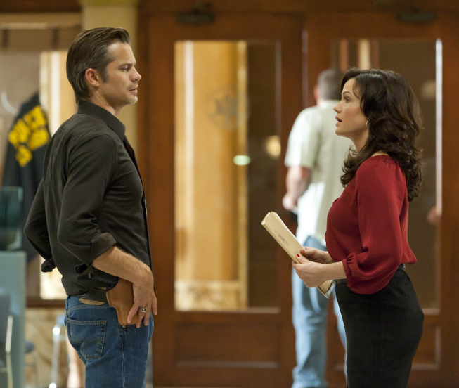 Still of Carla Gugino and Timothy Olyphant in Justified (2010)