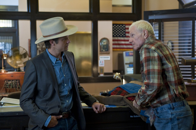 Still of Raymond J. Barry and Timothy Olyphant in Justified (2010)