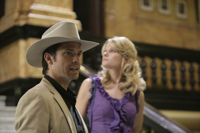 Still of Joelle Carter and Timothy Olyphant in Justified (2010)