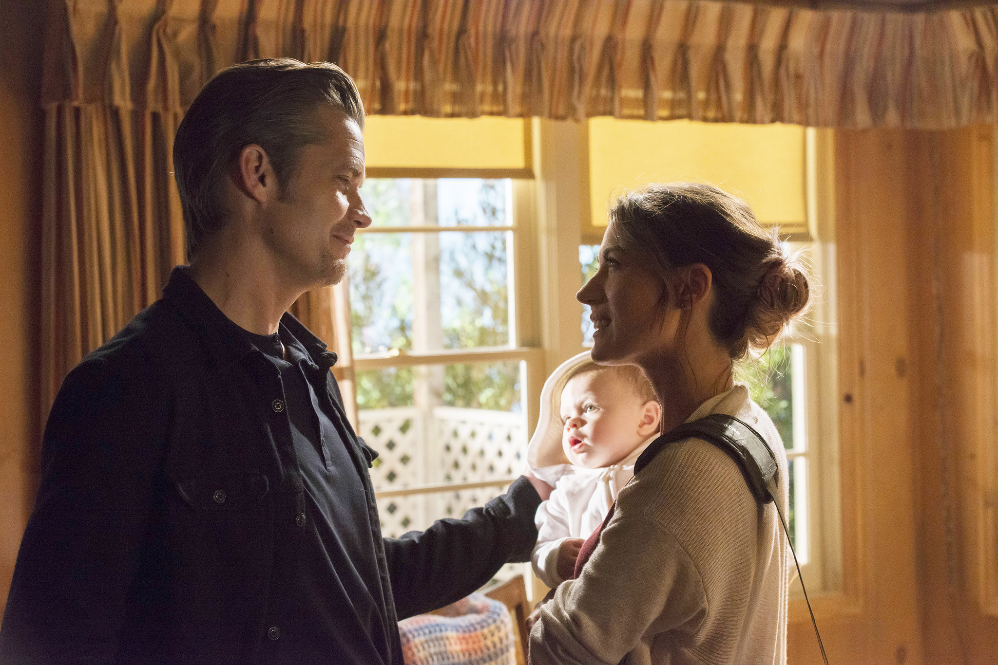 Still of Timothy Olyphant and Natalie Zea in Justified (2010)