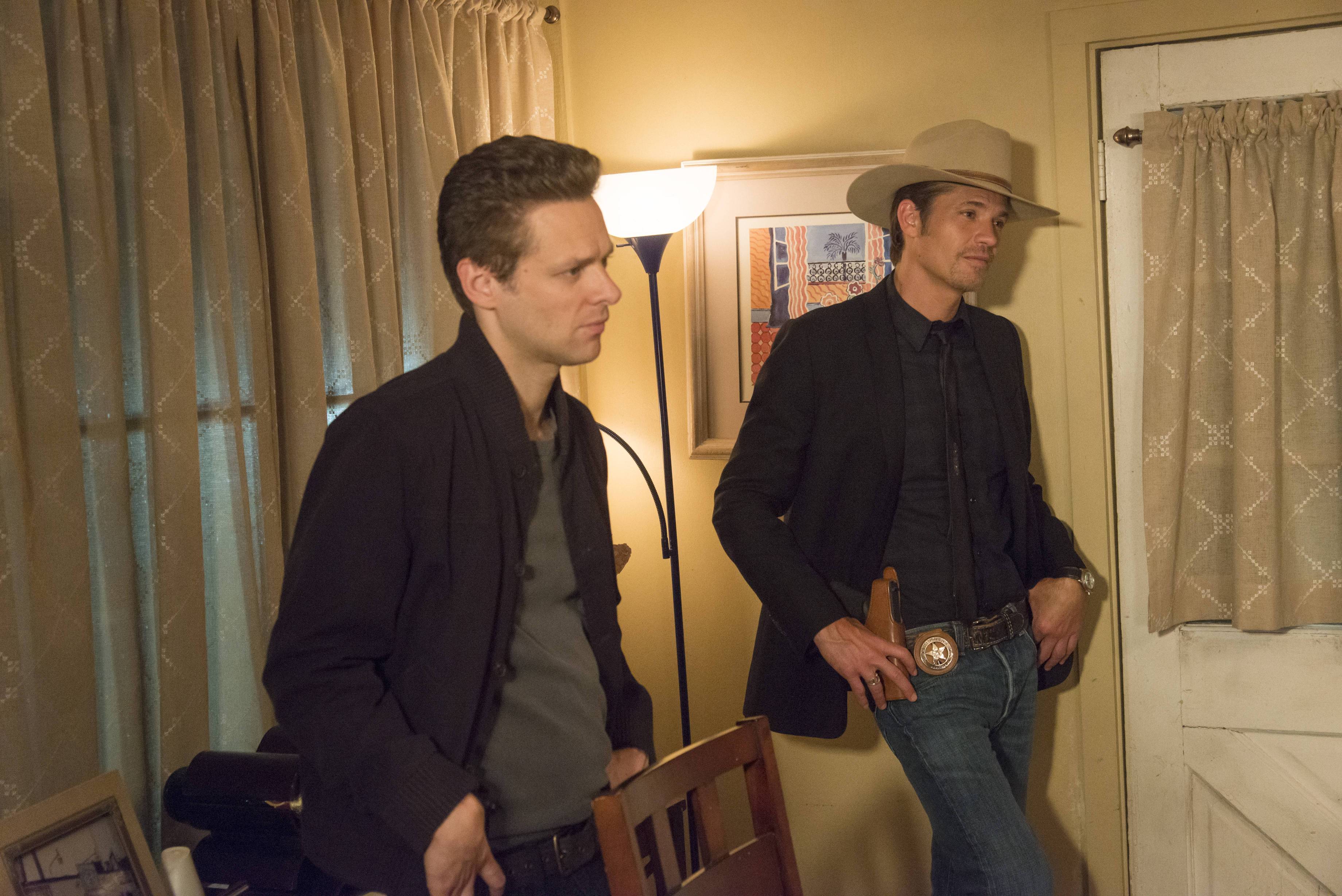 Still of Timothy Olyphant and Jacob Pitts in Justified (2010)