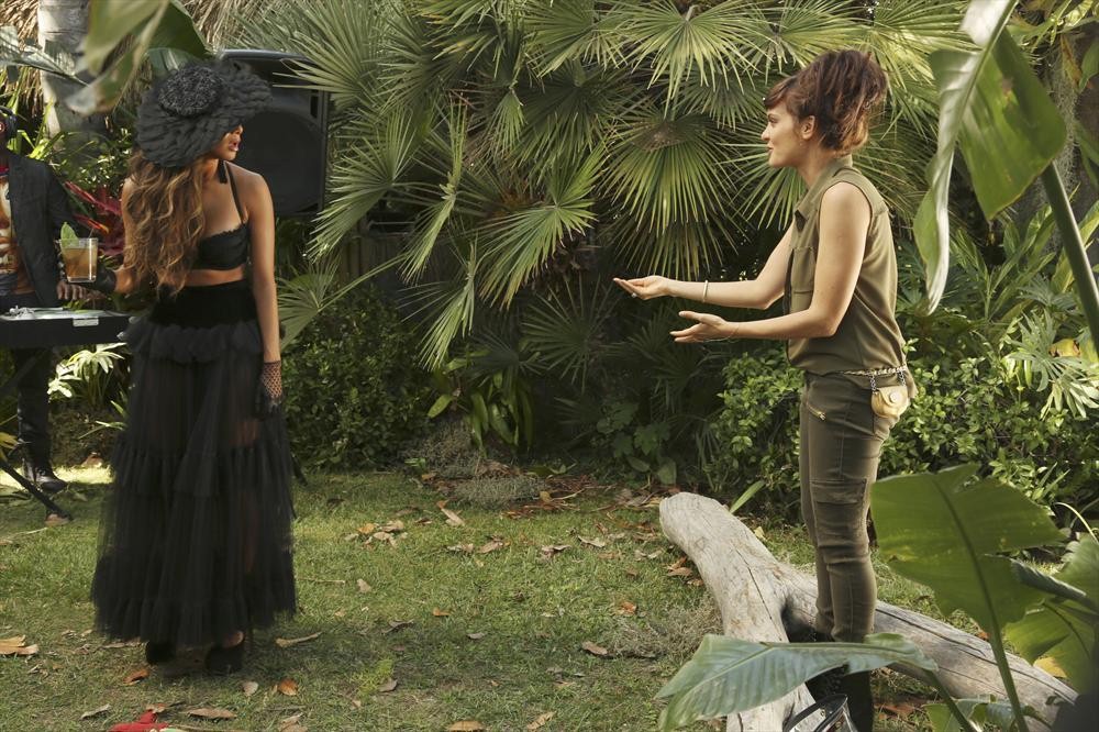 Still of Nicole Scherzinger and Frankie Shaw in Mixology (2013)