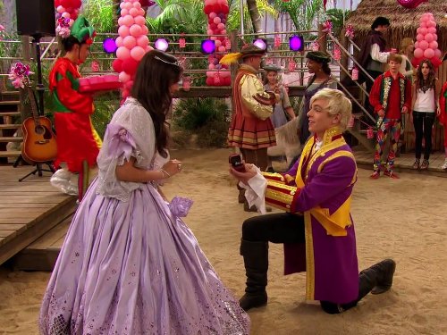 Still of Ross Lynch and Sofia Carson in Austin & Ally (2011)