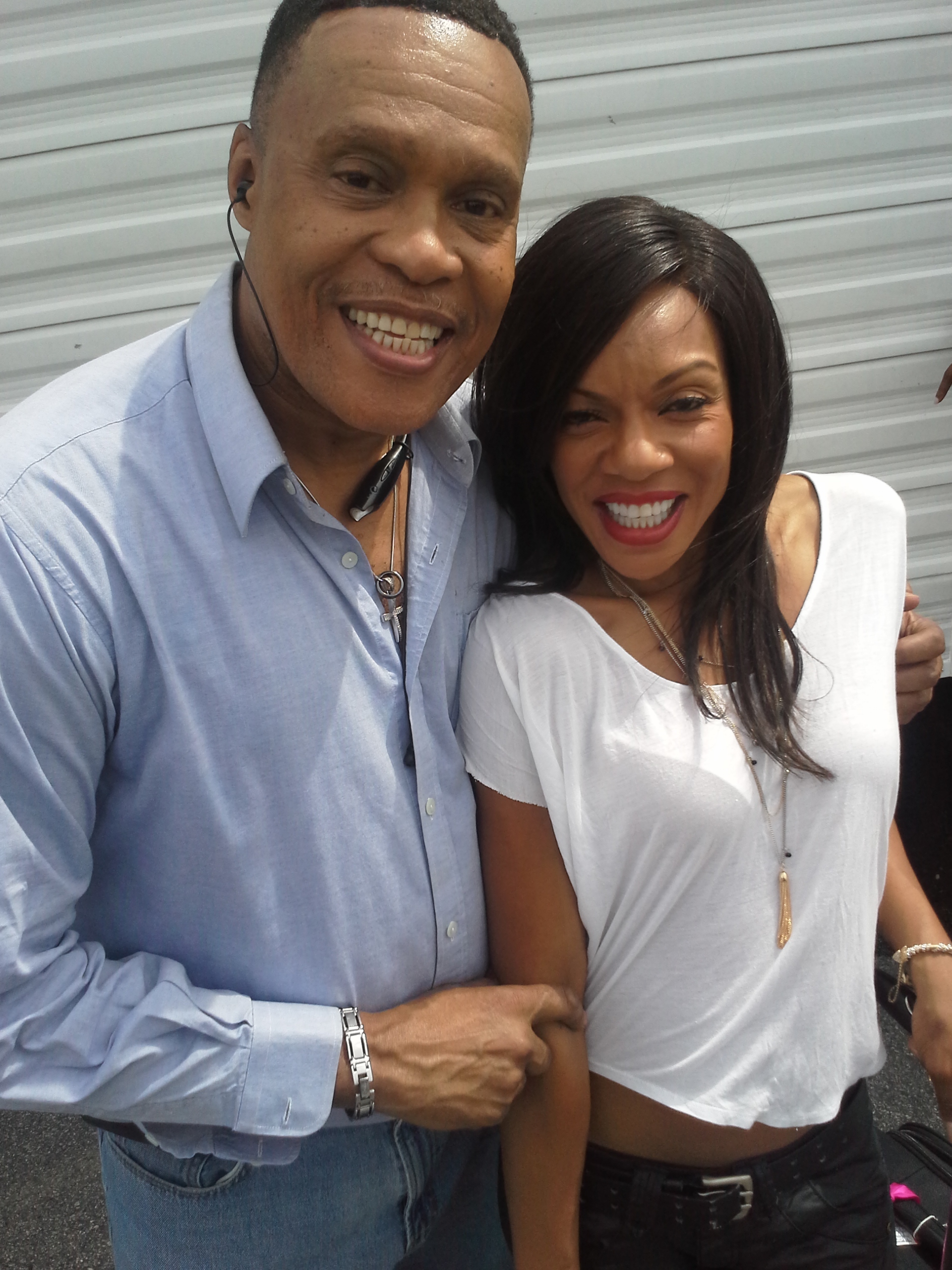 L.warren and Wendy Robinson on set of My dad is a Soccer Mom