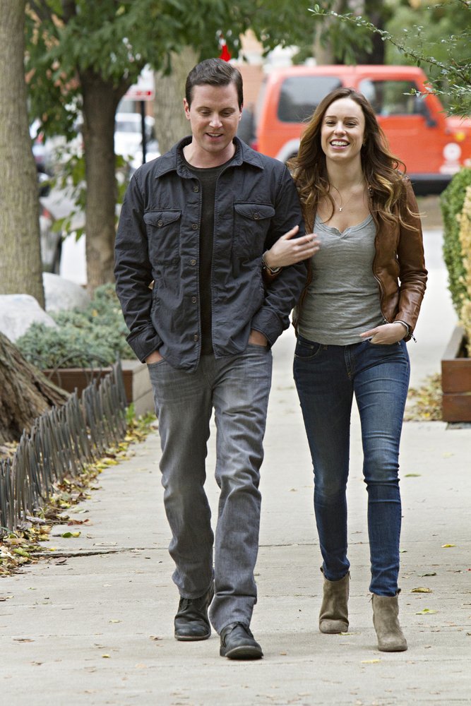 Still of Michael Mosley and Jessica McNamee in Sirens (2014)