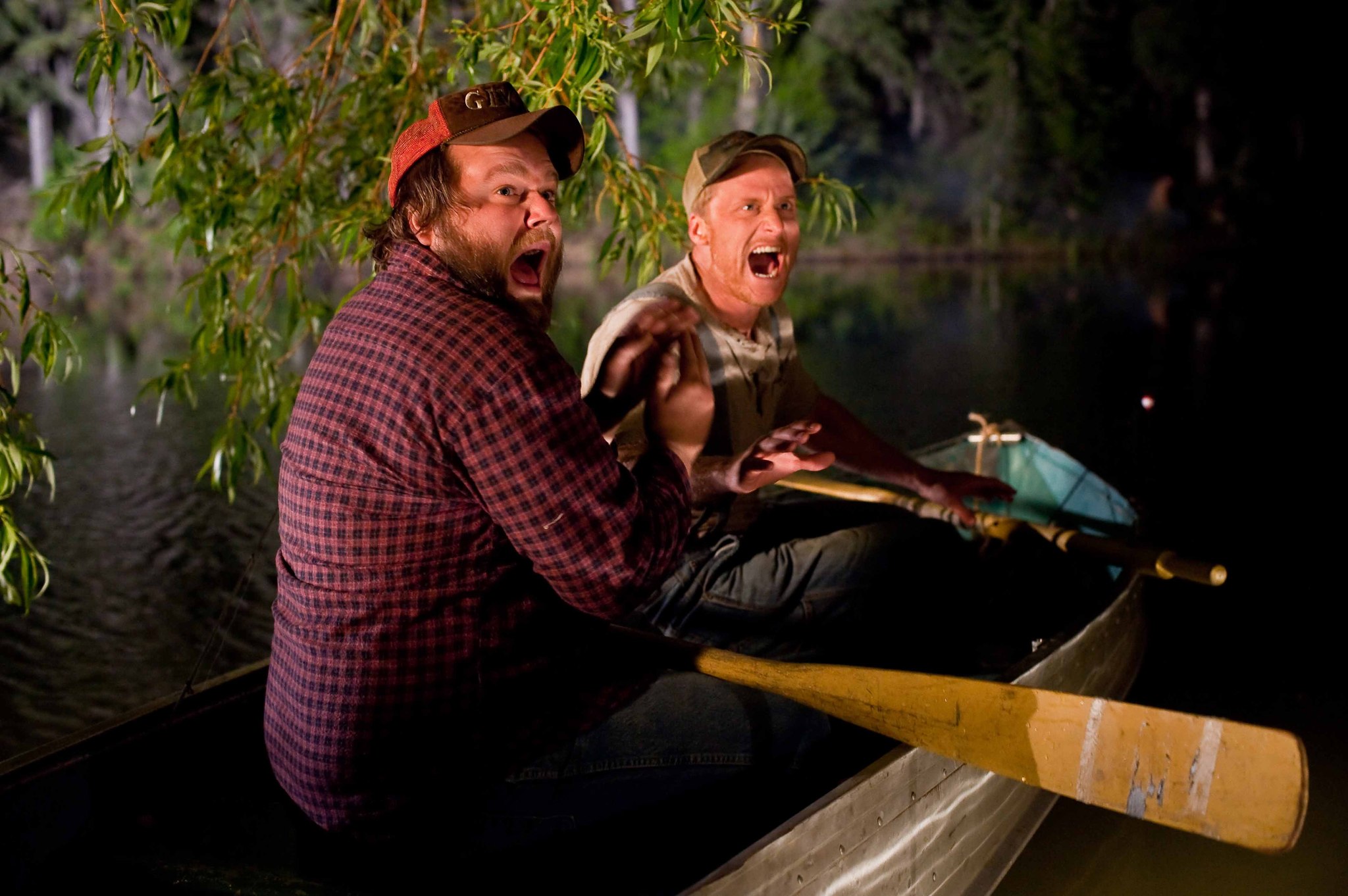 Still of Tyler Labine and Alan Tudyk in Pats baisiausias Deilo ir Takerio filmas (2010)