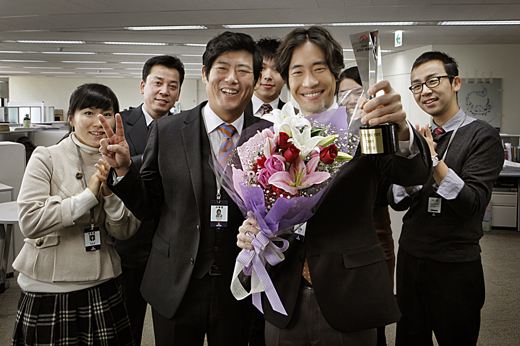 Still of Seung-beom Ryu and Dong-il Sung in Soo-sang-han Go-gaek-deul (2011)