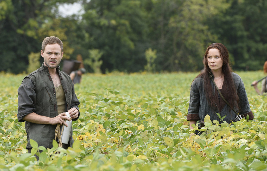 Still of Aaron Ashmore and Hannah Anderson in Killjoys (2015)