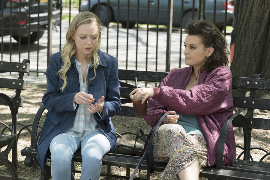 Still of Portia Doubleday and Frankie Shaw in Mr. Robot (2015)
