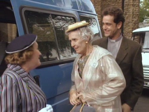 Still of Rita Davies, Jeremy Gittins and Patricia Routledge in Keeping Up Appearances (1990)