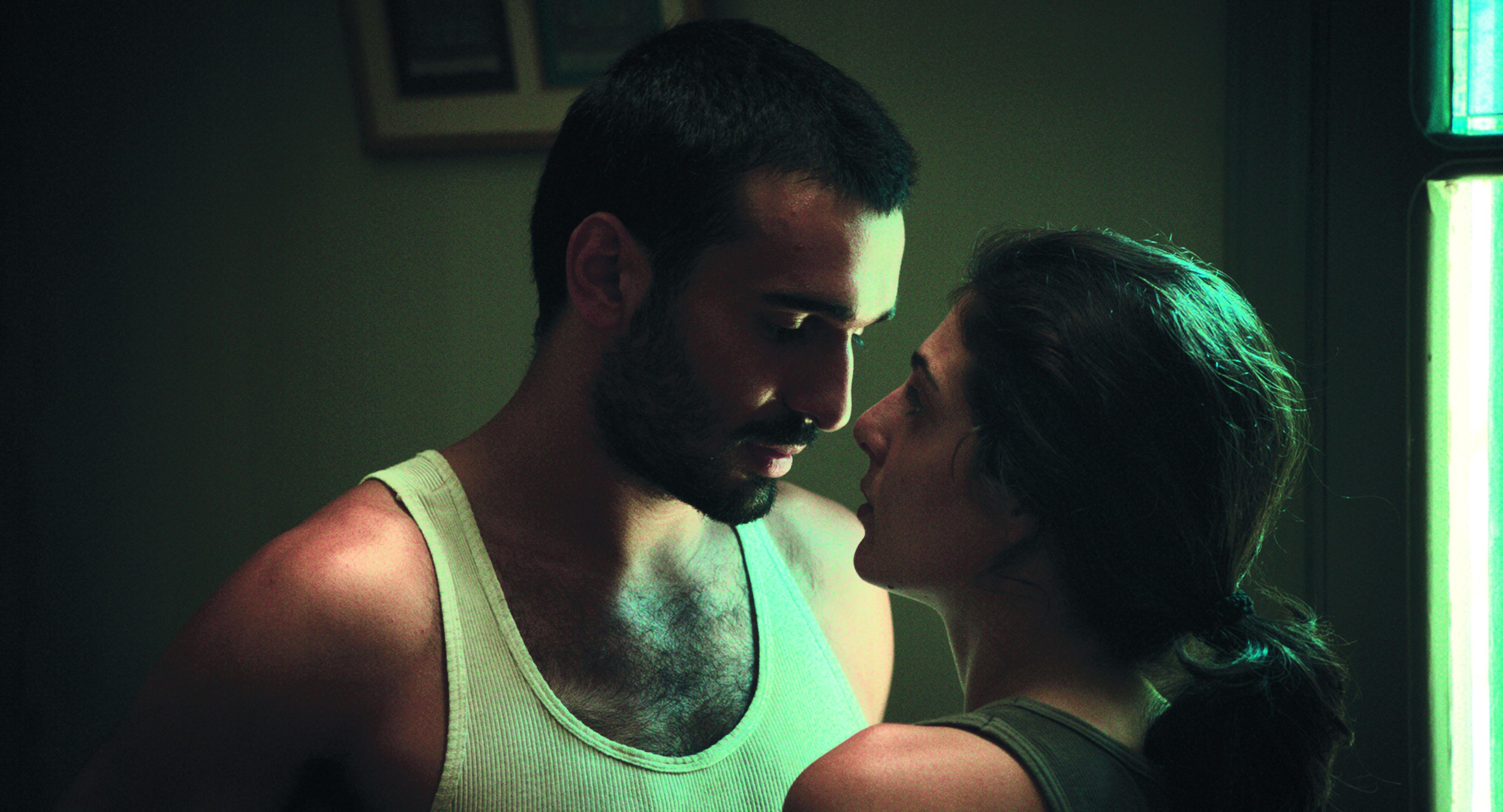 Still of Razane Jammal and Syrus Shahidi in Une histoire de fou (2015)